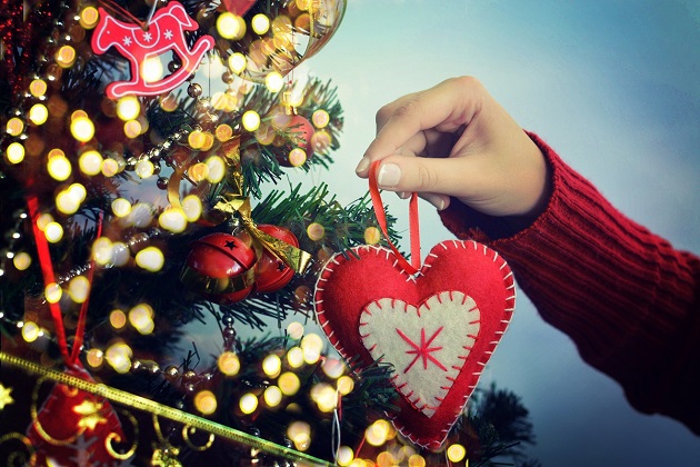 Decorating,christmas,tree,on,bright,background
