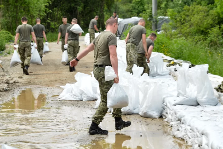 Ministar Banožić S Pripadnicima Hv A Koji Pomažu Stanovnicima Poplavljenog Područja Kod Nove Drenčine