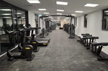 Teretana opremljena modernim spravama