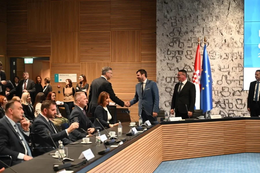 Smž novac škole vlada