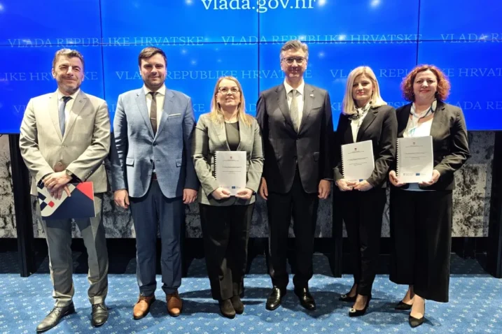 Smž novac škole vlada