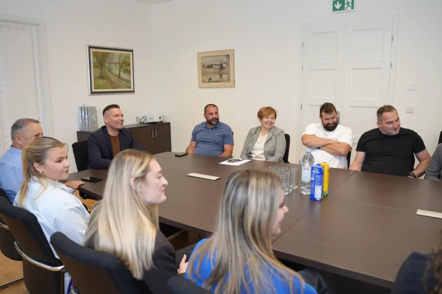 Rukometašice i orlić (2)