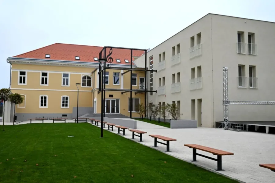 Glazbena škola Frana Lhotke