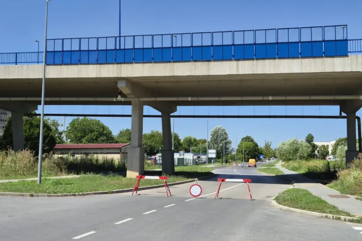Cesta ispod most gromova