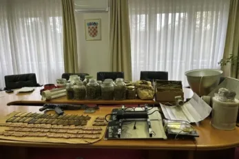 Policija pretraga oružje i droga