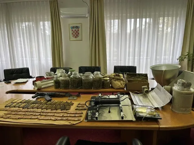 Policija pretraga oružje i droga