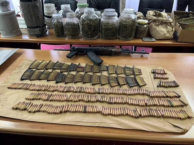 Policija pretraga oružje i droga
