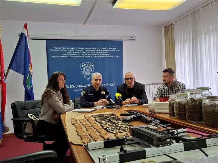 Policija pretraga oružje i droga